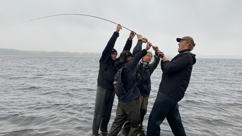 Fiskeakademiet_raising_flag.png